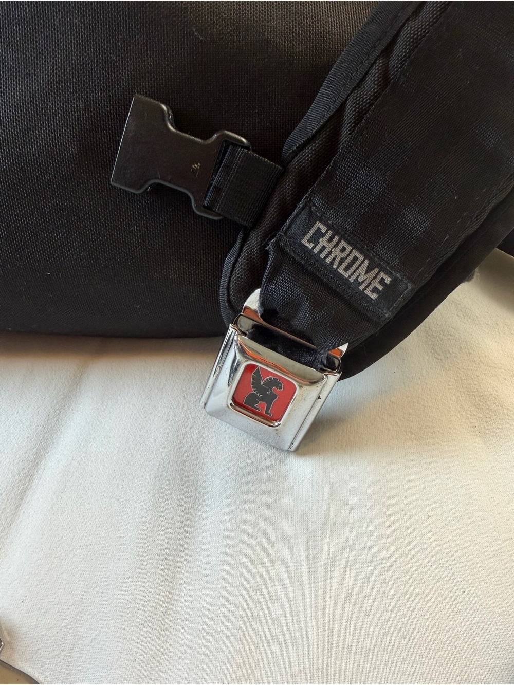Chrome Industries 24L Messenger Bag Black/White Seatbelt Strap - Picture 4 of 10